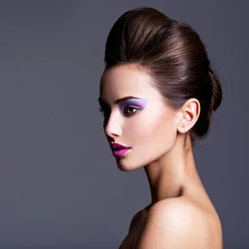 使用手机访问体育服务平台的用户形象