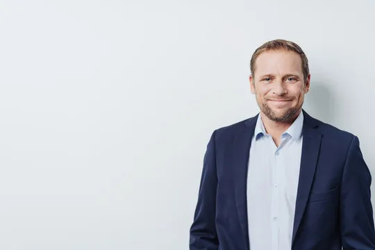 正在使用移动端应用的用户形象