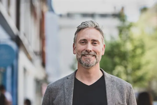 专业客服与品牌支持形象